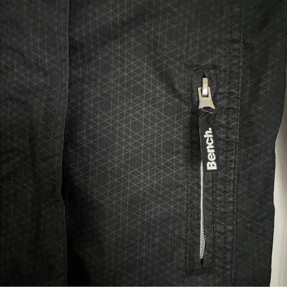 Bench Windbreaker - Picture 3 of 6